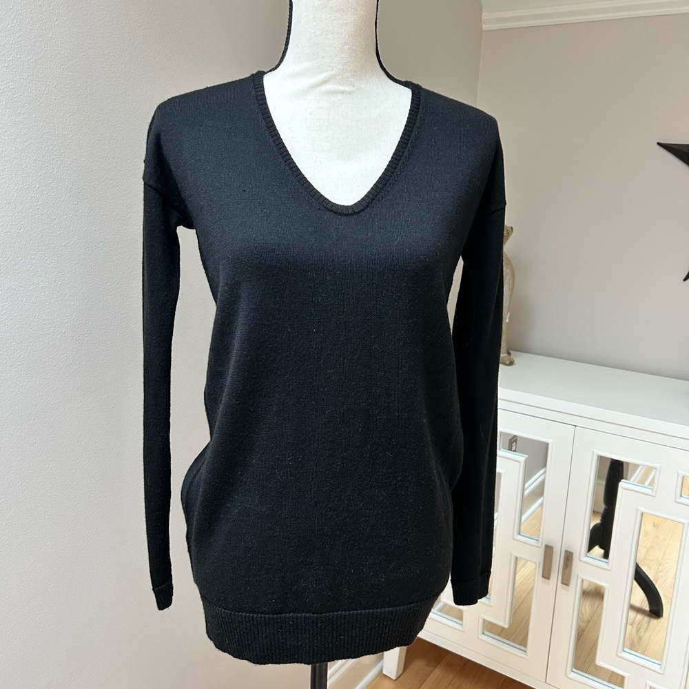 Ann Taylor Elegant Black V-Neck Sweater. Size XS. 100% Merino Wool. EUC